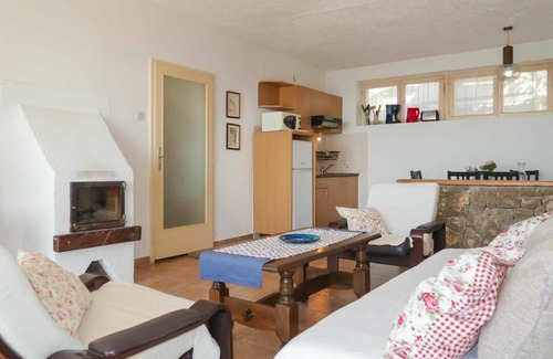Povile Apartamento | Precioso apartamento para 6 personas con A/C, WIFI, TV, terraza, mascotas permitida y aparcamiento