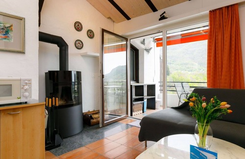 Capriasca Apartamento | Acogedor apartamento para 4 personas con piscina, WIFI, TV, patio, vista panorámica y aparcamiento