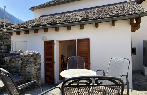 Augio Apartamento | Bonito apartamento para 4 personas con WIFI, TV, patio y aparcamiento