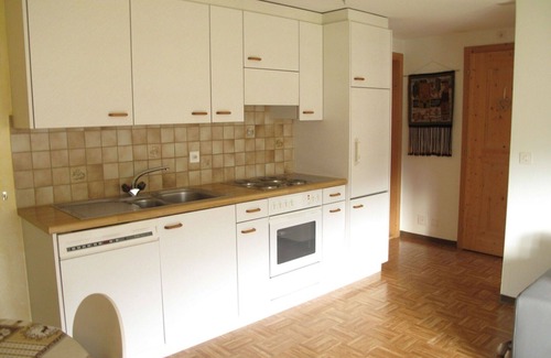 Tujetsch Apartamento | Precioso apartamento para 5 personas con balcón y aparcamiento
