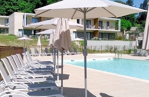 Chinon Apartamento | Bonito apartamento para 4 personas con piscina, WIFI, TV, terraza, mascotas permitida y aparcamiento