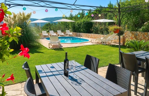 Rabac Apartamento | Bonito apartamento con WIFI, piscina, A/C, TV, terraza, mascotas permitida y aparcamiento