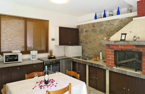 Medveja Apartamento | Bonito apartamento para 4 personas con piscina, A/C, WIFI, terraza y aparcamiento