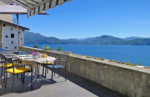 Cannero Riviera Apartamento | Beautiful apartment for 5 guests with TV, terrace, pets allowed and parking