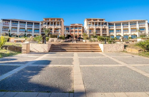 Le Dramont Apartamento | Beautiful apartment for 6 people with pool, WIFI, TV, patio and pets allowed