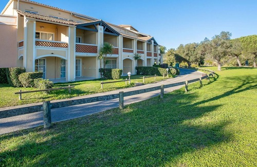 Le Dramont Apartamento | Beautiful apartment for 6 people with pool, WIFI, TV, patio and pets allowed