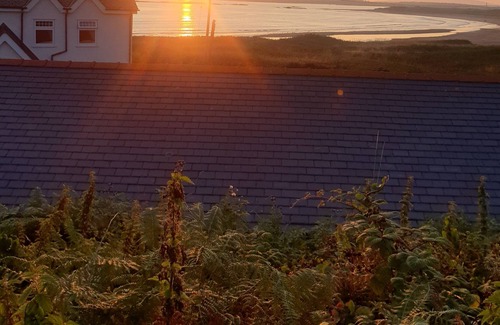 Rhosneigr Apartamento | Beautiful apartment with garden 2 minutes from the beach.