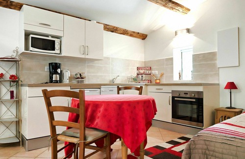 Sigonce Villa | Precioso apartamento en villa con piscina, A/C, WIFI, TV, patio, mascotas permitida y aparcamiento