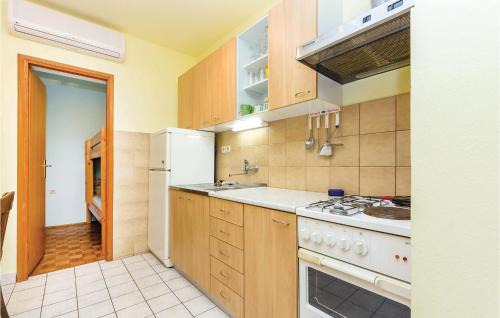 Povile Apartamento | Beautiful Apartment In Povile With Wifi