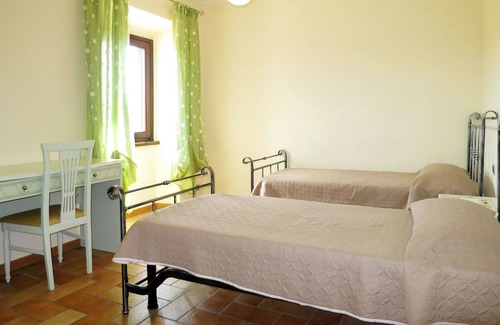 Caprarola Villa | Precioso apartamento en villa con WIFI, piscina, TV, terraza, mascotas permitida y aparcamiento