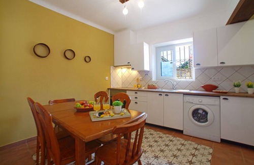 Mem Moniz Casa | Bonito apartamento en villa para 4 personas con A/C, piscina, WIFI, TV, patio y aparcamiento