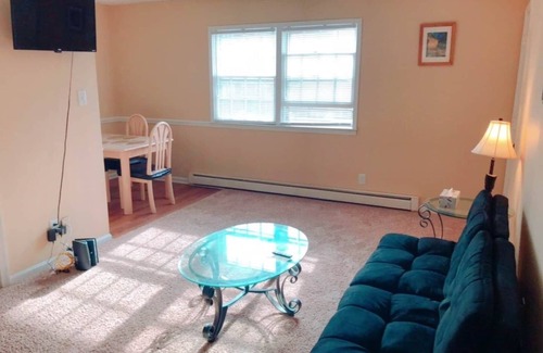 Greensboro Apartamento | Beautiful apartment perfect for long term stays!