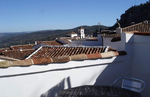 Grazalema Apartamento | Precioso apartamento, vistas a los tejados de la aldea de montaña.