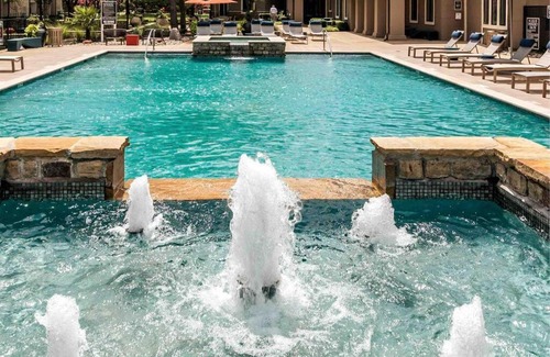Valley Ranch Apartamento | Beautiful apartment with fire place and parking bring your fur baby