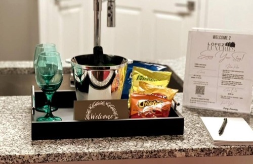 Valley Ranch Apartamento | Beautiful apartment with fire place and parking bring your fur baby