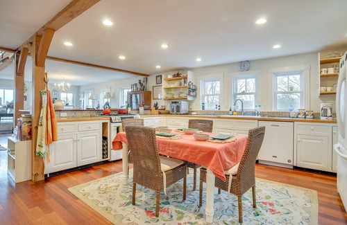 Aquinnah Casa | Beautiful Aquinnah Home: Ocean View, Walk to Beach