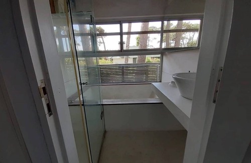 Maldonado Casa | Hermosa casa de diseño arquitectónico cerca de todo