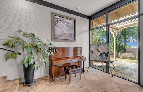 Riverside Casa | Beautiful Austin Retreat|Pool |Big Yard| Sleeps 20