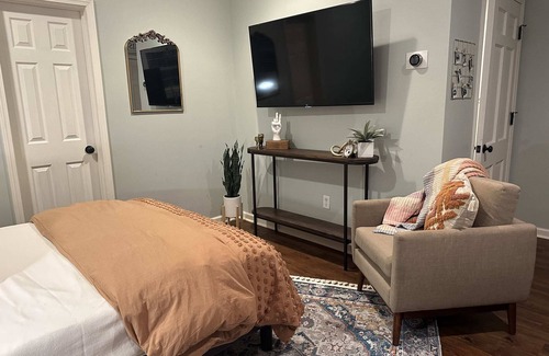 East Memphis Casa | Beautiful Backhouse Studio With Kitchen