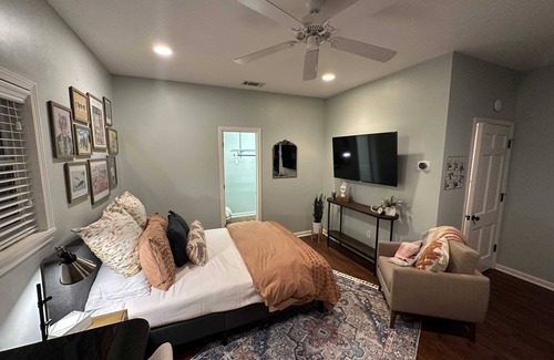 East Memphis Casa | Beautiful Backhouse Studio With Kitchen