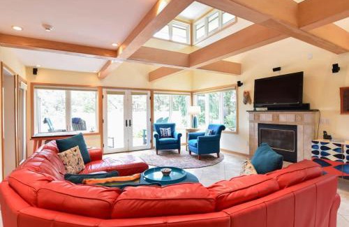 North Truro Casa | Beautiful backyard pool deeded beach rights