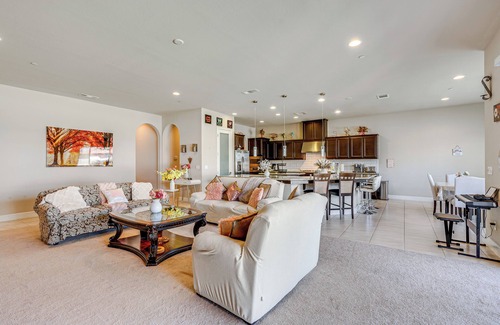 Greenacres Casa | Beautiful Bakersfield Home ~ 8 Mi to Downtown!