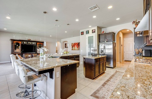 Greenacres Casa | Beautiful Bakersfield Home ~ 8 Mi to Downtown!