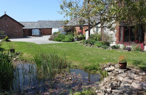 Ryde Casa | Beautiful Barn Conversion, 3 Bed, hot tub, sauna, gym, enclosed garden