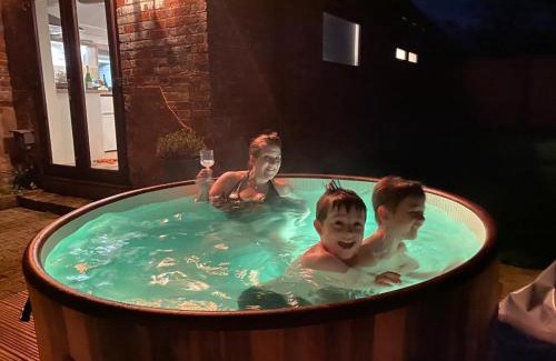 Ryde Casa | Beautiful Barn Conversion, 3 Bed, hot tub, sauna, gym, enclosed garden