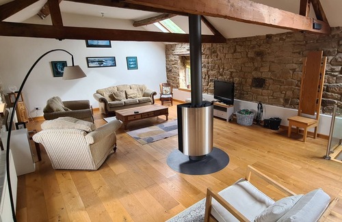 Tansley Casa | Beautiful Barn with hot tub close to Inn and falls walk