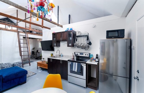 Bay Park Cabaña | Beautiful Bay Park Cottage near everything