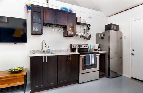 Bay Park Cabaña | Beautiful Bay Park Cottage near everything
