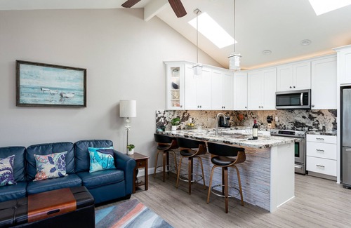 Crown Point Cabaña | Beautiful Bayfront Casita, Parking, A/C, Patio, BBQ