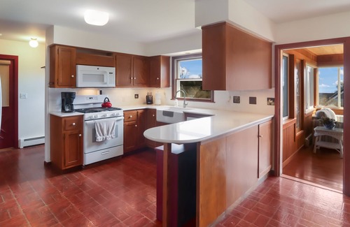 Omena Casa | Beautiful Bayview 3 bedroom, 3 bath home / walking distance to beach. Sleeps 9.