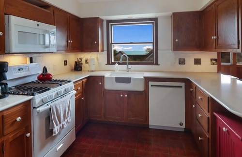 Omena Casa | Beautiful Bayview 3 bedroom, 3 bath home / walking distance to beach. Sleeps 9.