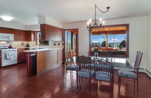 Omena Casa | Beautiful Bayview 3 bedroom, 3 bath home / walking distance to beach. Sleeps 9.