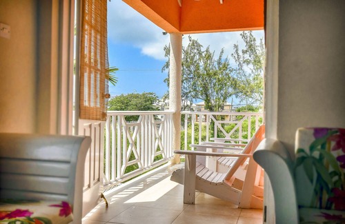 Providence Apartamento | Hermoso, acogedor, espacioso apartamento de 2 dormitorios con piscina cerca de la playa, club de golf.