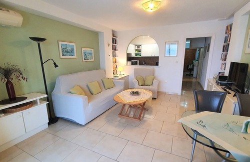 Velilla-Taramay Apartamento | ¡Precioso apartamento en la playa, fantásticas vistas al mar, acceso gratuito a internet wifi, aire acondicionado!