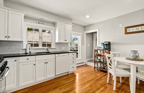 Bristol Casa | Beautiful Beach Cottage in Downtown Bristol