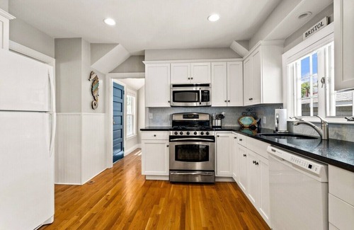 Bristol Casa | Beautiful Beach Cottage in Downtown Bristol