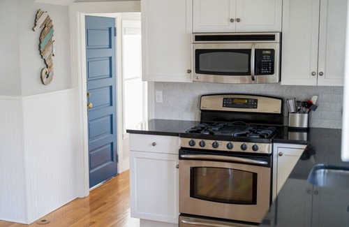 Bristol Casa | Beautiful Beach Cottage in Downtown Bristol