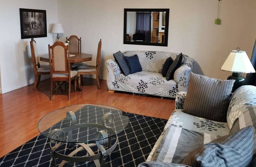 Wasaga Beach Complejo | Beautiful Beachfront Access Cottage with Pool