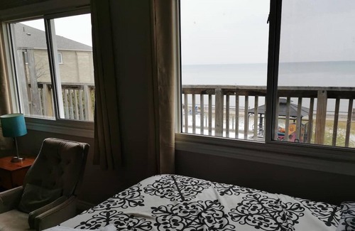 Wasaga Beach Complejo | Beautiful Beachfront Access Cottage with Pool