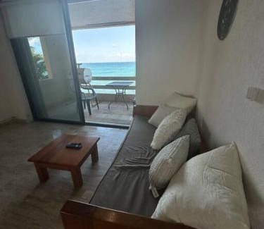 Puerto Juarez Apartamento | Beautiful Beachfront Apartment with Pool Relaxing Getaway