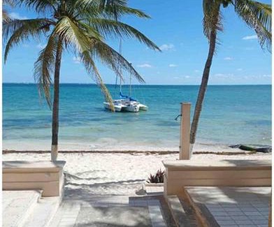 Puerto Juarez Apartamento | Beautiful Beachfront Apartment with Pool Relaxing Getaway