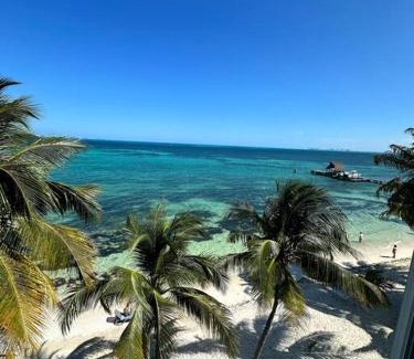 Puerto Juarez Apartamento | Beautiful Beachfront Apartment with Pool Relaxing Getaway