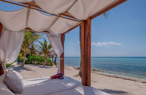 Akumal Villa | Beautiful beachfront villa, perfect for large groups, heated pools and a chef