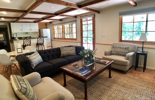 Beverly Hills Casa | Un hermoso retiro de cañón rodeado de naturaleza