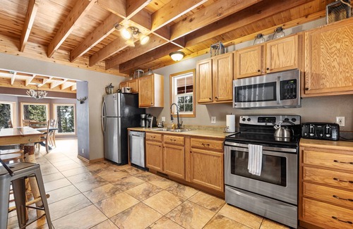 Lead Casa | Beautiful Black Hills 4 Bedroom Vacation Home W/ Hot Tub on Deer Mountain, Lead