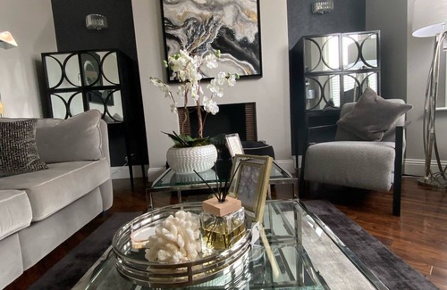 Lewisham Casa | Beautiful, Boutique, Period Victorian London house,- 8 miles into Central London
